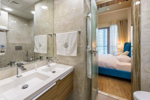 Bay Central Apartment Dubai Marina by Deluxe Holiday Homes - image 3