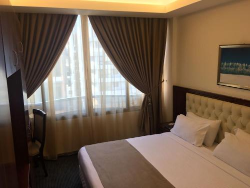 Midtown Hotel & Suites - Photo 2