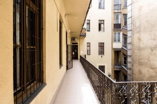 W2 Synagogue Apartment - image 7