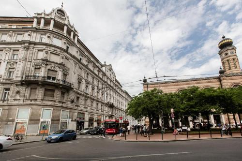 W2 Synagogue Apartment - image 6