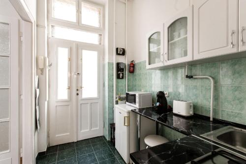 W2 Synagogue Apartment - image 13