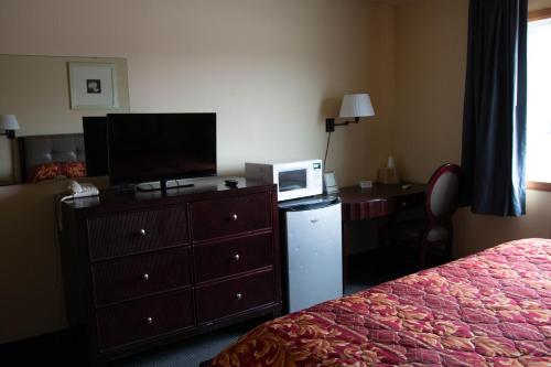East Grand Inn East Grand Inn is conveniently located in the popular East Grand Forks area. Both business travelers and tourists can enjoy the hotels facilities and services. Free Wi-Fi in all rooms, 24-hour front 