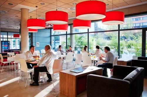 Restaurant, Hotel Travelodge Torrelaguna in Ciudad Lineal