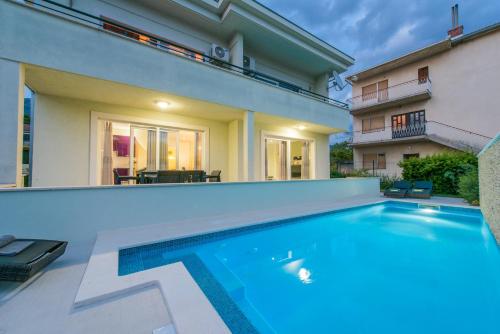 Villa Barbara-Kastela with heated pool