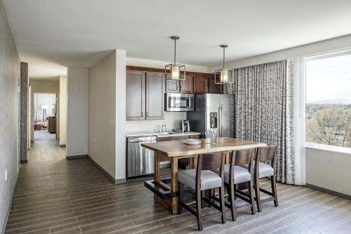 주방, 호텔 메디슨 앤 셰난도아 벨리 컨퍼런스 센터 (Hotel Madison and Shenandoah Valley Conference Center) in 해리슨버그 시티 센터