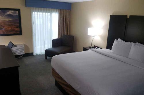 Days Inn & Suites by Wyndham Grand Rapids Near Downtown Set in a prime location of Grand Rapids (MI), Days Inn & Suites Grand Rapids Near Downtown puts everything the city has to offer just outside your doorstep. The property features a wide range of facil