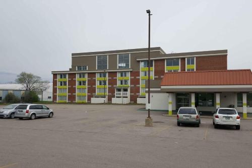 Days Inn & Suites by Wyndham Grand Rapids Near Downtown - 출입구