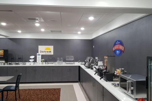 Days Inn & Suites by Wyndham Grand Rapids Near Downtown in แกรนด์แรพิดส์ (MI)