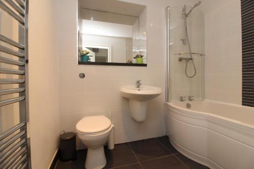 Central Two bedroom Victorian Apartment with Free Parking