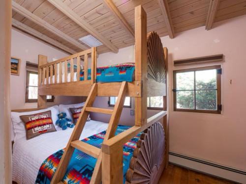 4 Bedroom - 5 Min. Walk to Canyon Road - Mariposa