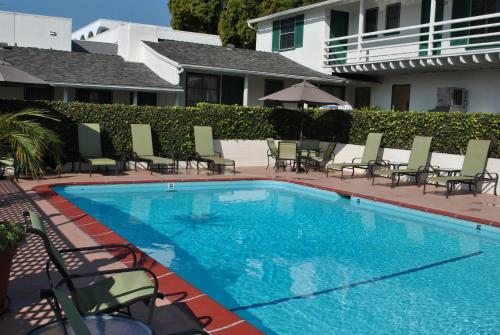 Coast Village Inn - image 4