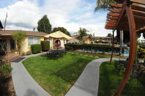 Inngang, Oasis Inn and Suites near Mission Santa Barbara