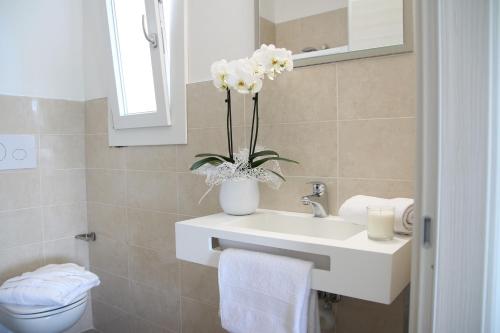 Double or Twin Room with Balcony image 9