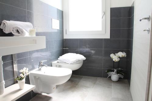 Double or Twin Room with Balcony image 5