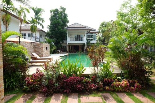 Starry Night Villa by Zhang Bin Chiang Mai