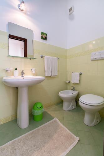Double Room with Balcony image 4