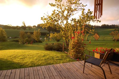 ระเบียง/ชานเรือน, B&B La Maison Des Collines Autour Chambres d'hôtes (B&B La Maison Des Collines Autour Chambres d'hotes) in เลอ กูตูร์