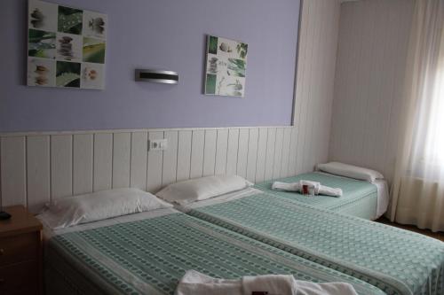 3 twin beds