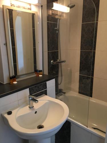 The Long Room Hotel and Bar - image 5