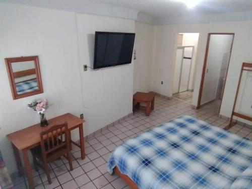 Hotel Monarca - Tap to explore photos