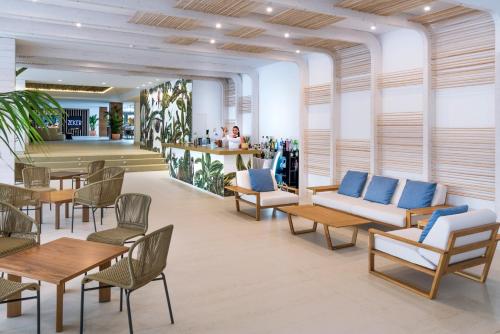 Pub/Lounge, Mediterraneo Bay Hotel & Resort in Roquetas De Mar