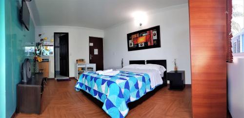 2 queen beds, 3 double beds