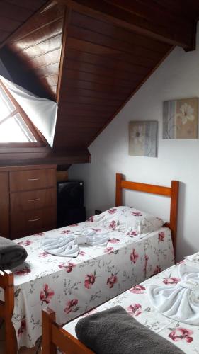 2 twin beds