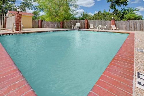 Scottish Inn and Suites - image 8