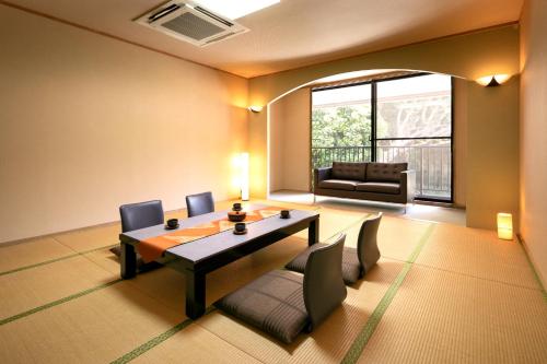 Kujyukushima Seaside Terrace Stop at Kujyukushima Seaside Terrace to discover the wonders of Sasebo. The property features a wide range of facilities to make your stay a pleasant experience. Service-minded staff will welcome and 