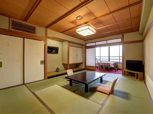 Iwamotoro Located in Enoshima, Iwamotoro is a perfect starting point from which to explore Kamakura. The property offers a high standard of service and amenities to suit the individual needs of all travelers. A