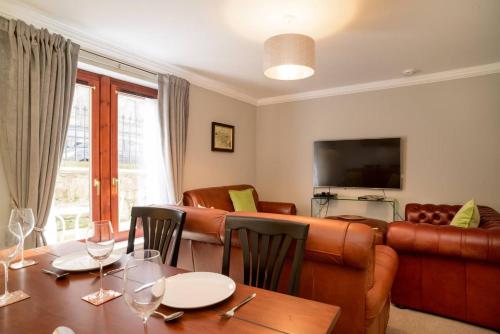 JOIVY Elegant 2 bed, 2 bath flat, patio and free parking