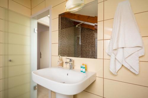 MARE BLU STUDIOS & SUITES 4