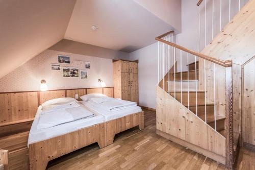1 king bed, 2 twin beds