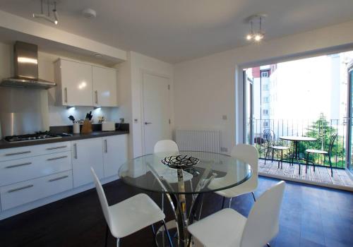 ALTIDO Bright City Centre 2bed, 2bath with Free Parking