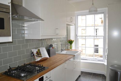 JOIVY Stylish Apt in Trendy New Town Location, Edimburgo (foto 8)
