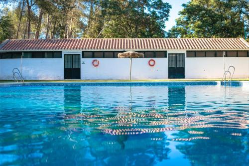 Peldbaseins, CENTRO DE OCIO ALUA Bungalows Camping Rafting Benameji in Benameji
