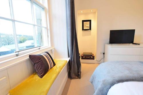 JOIVY Modern City Centre Flat next to Calton Hill, Edinburgh