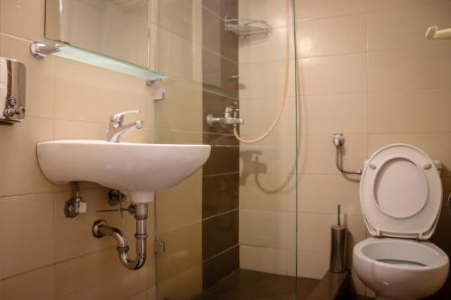 Zorbas Hostel - image 3