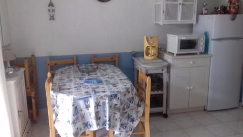 Languedoc Immobilier jolie villa veranda piscine jardinet plage - CA56 gîte à louer Le Cap d'Agde