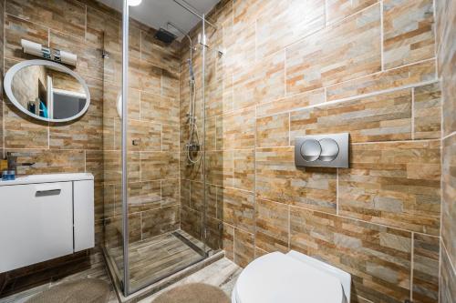 NEW DOB 53-4 CENTER Apartment - image 7