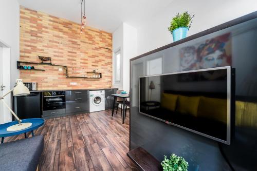 NEW DOB 53-4 CENTER Apartment - main image