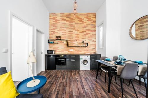 NEW DOB 53-4 CENTER Apartment - image 6
