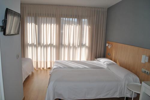 4 twin beds