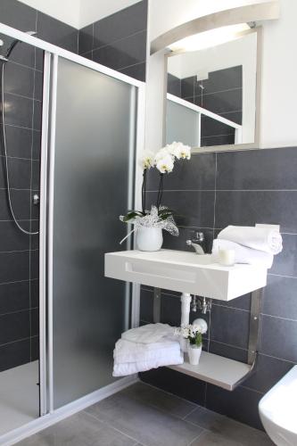 Double or Twin Room with Balcony image 4