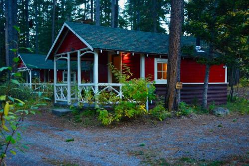 Johnston Canyon Lodge & Bungalows