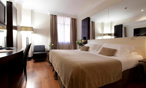 1 double bed, 3 twin beds