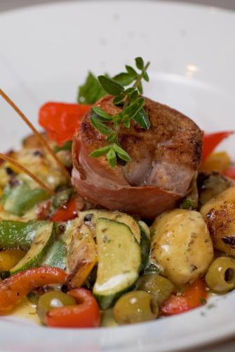 อาหารและเครื่องดื่ม, โฮเต็ล เรสเทอรองต์ อัลพินา (Hotel Restaurant Alpina) in กรินเดลวาลด์