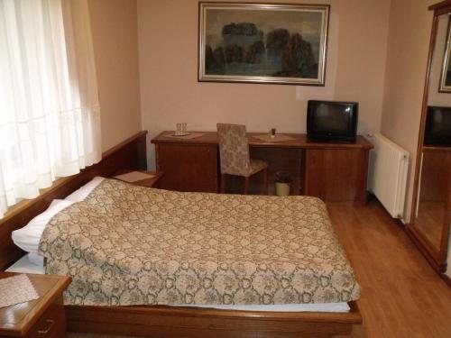 1 king bed, 1 sofa bed