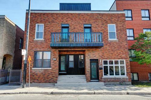 Modern Townhouse with Rooftop Deck in Southwest