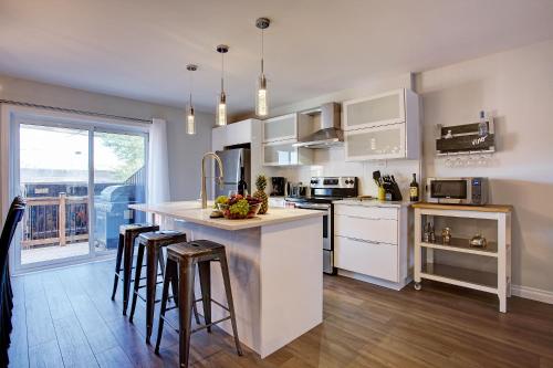 Modern Townhouse with Rooftop Deck in Southwest